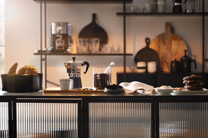 Ein Kaffeestudio mit Kaffeezubereitung und Zubehör