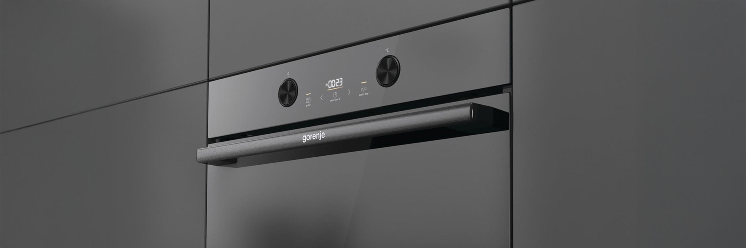 Detailaufnahme von geschlossenem GORENJE Backofen mit Pyrolyse-Selbstreinigungsfunktion.