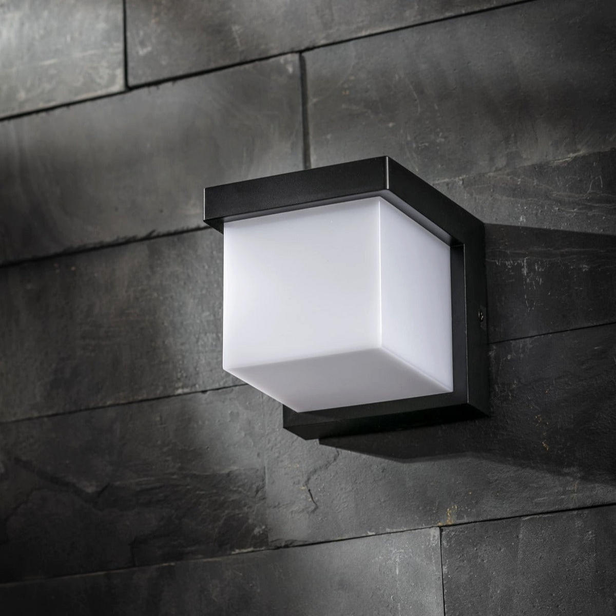 AUSSENWANDLEUCHTE ADDISON Schwarzer Würfel Integrierte LED 4000k Naturweiß IP65 - Schwarz, Kunststoff (11.5/11.5/11.5cm) - CGC Europe