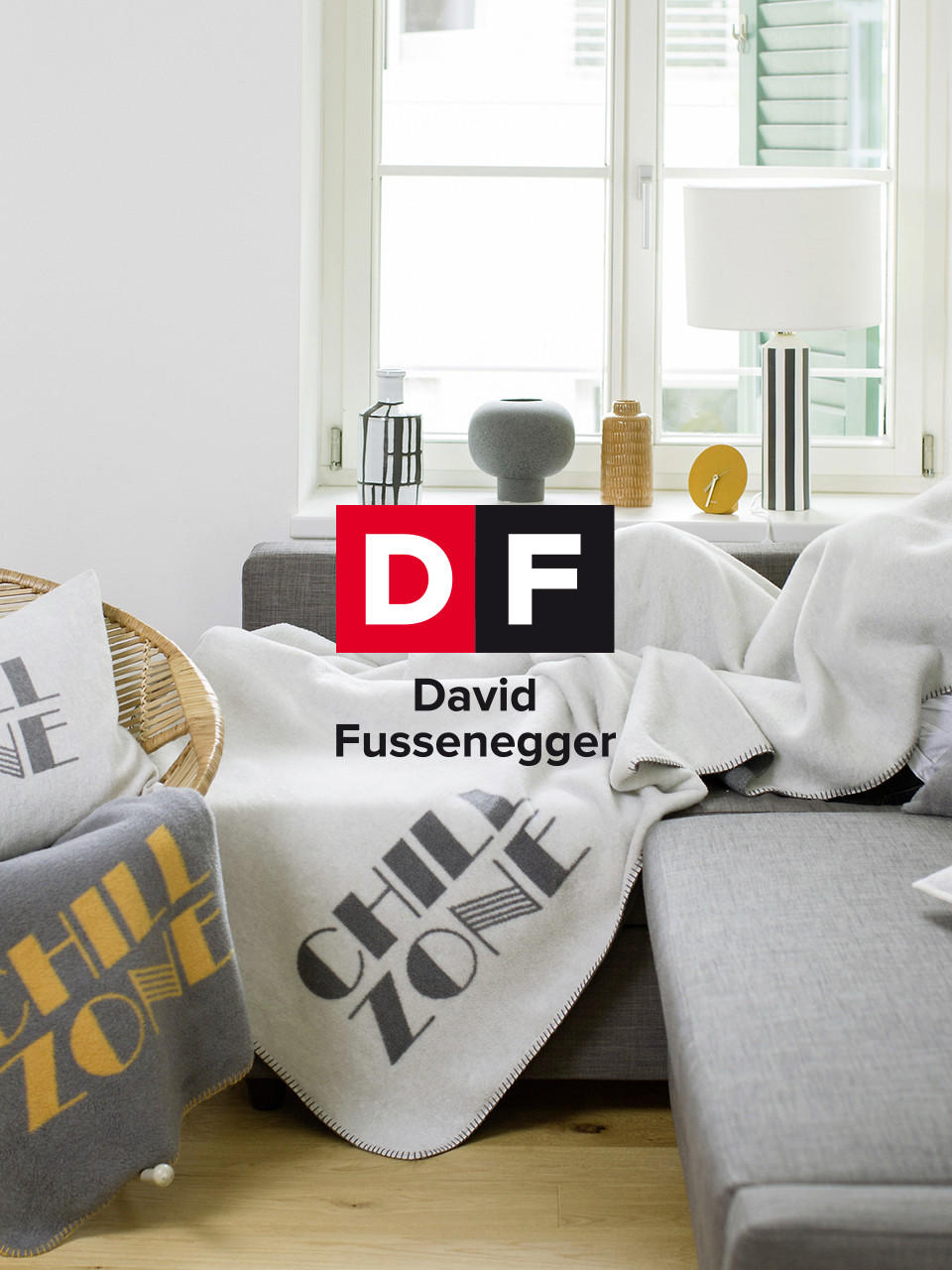 David Fussenegger - Hellgraue Kuscheldecke und Kissen in hellgrau
