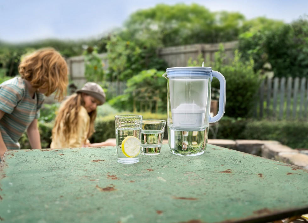 Vrč in kozarci na mizi