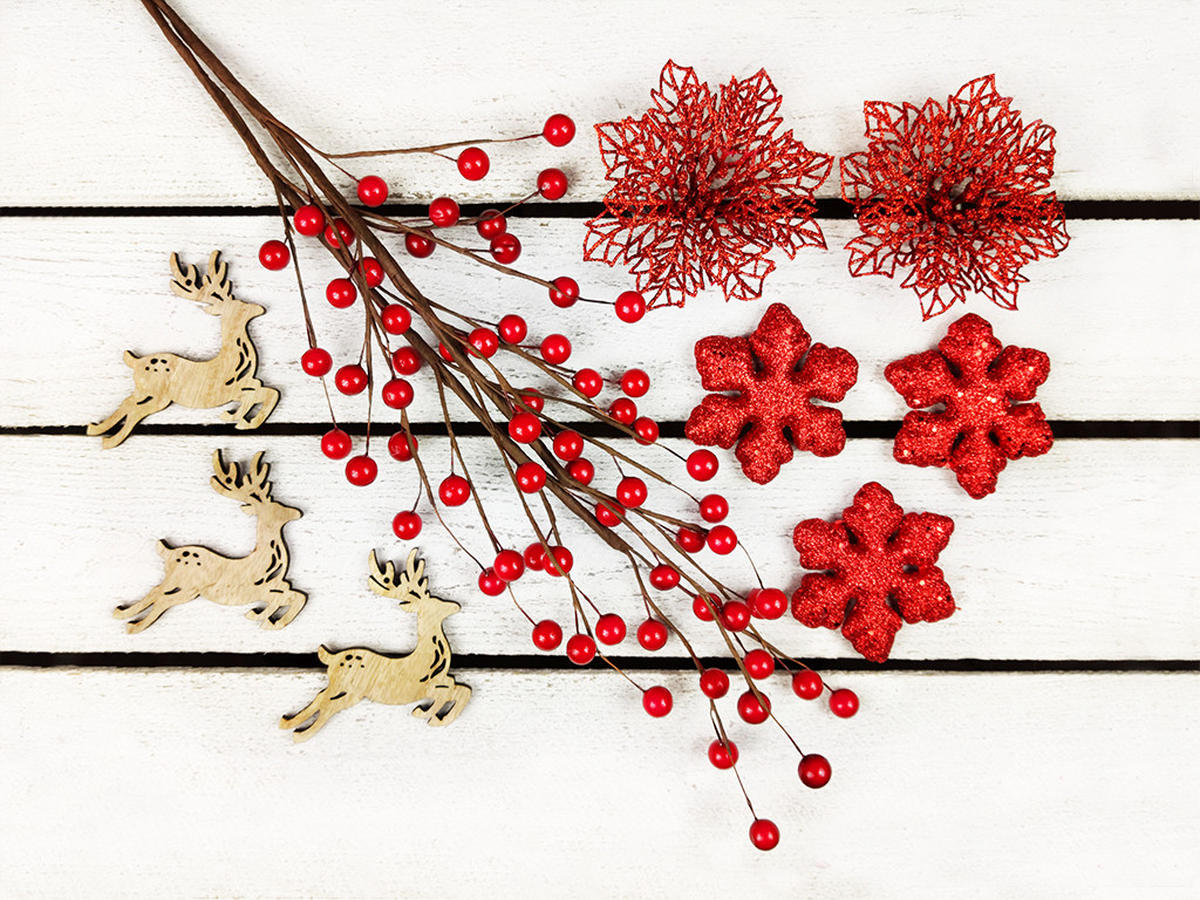 WEIHNACHTSBAUM künstlicher 60 cm mit LED-Beleuchtung, RENTIERKALB, mit 27 Weihnachtsbaumschmuck, Pflanztopf mit Jutesack - Rot/Braun, Kunststoff/Stein (40/60cm) - LAALU