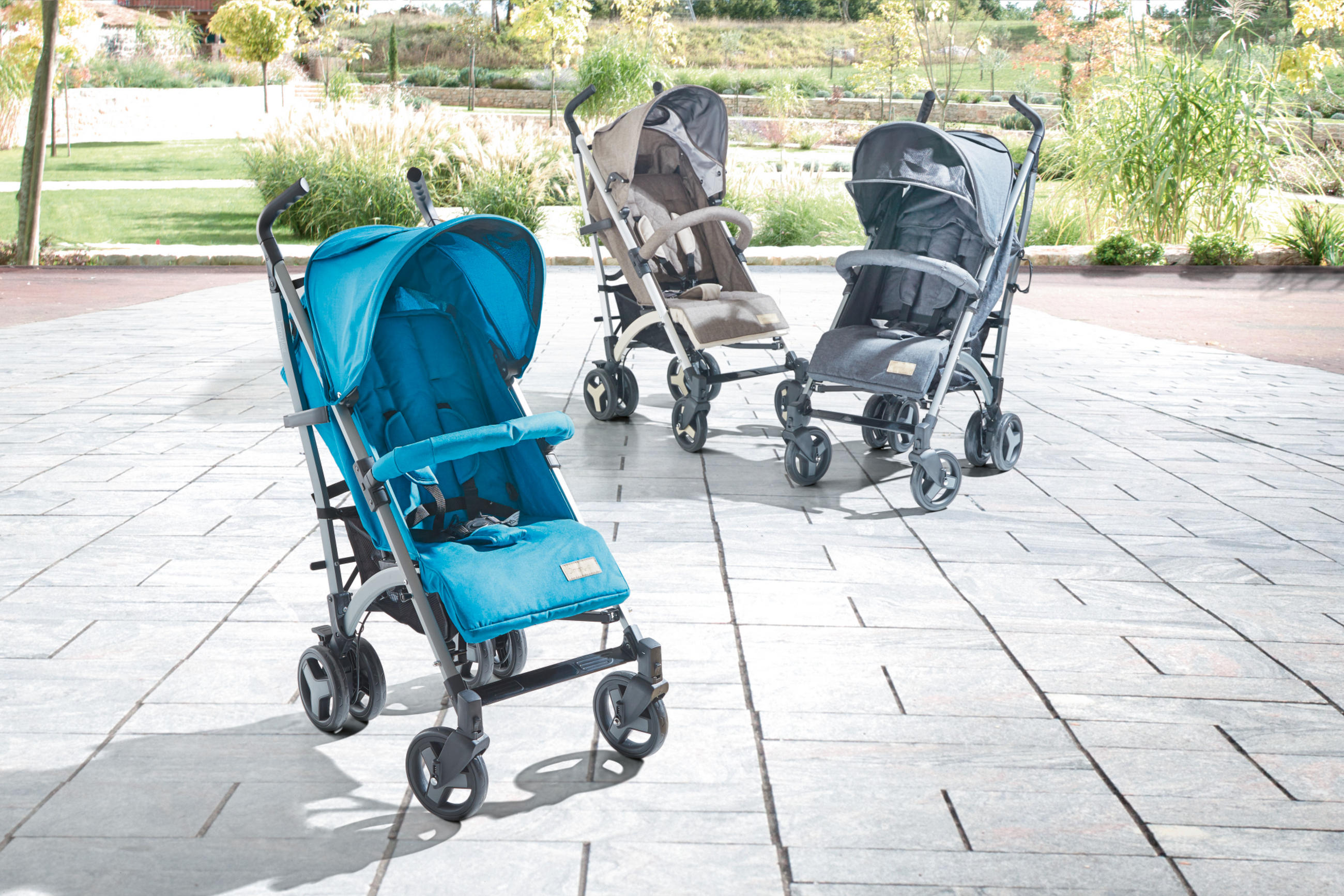 Blaue und graue Buggys