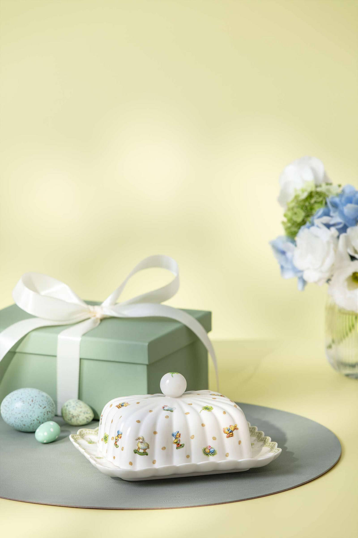 BUTTERDOSE Easter Delight bunt 18,4 x 15,8 x 8,8 cm - Multicolor, Keramik (15.8/8.8/18.4cm) - Villeroy & Boch