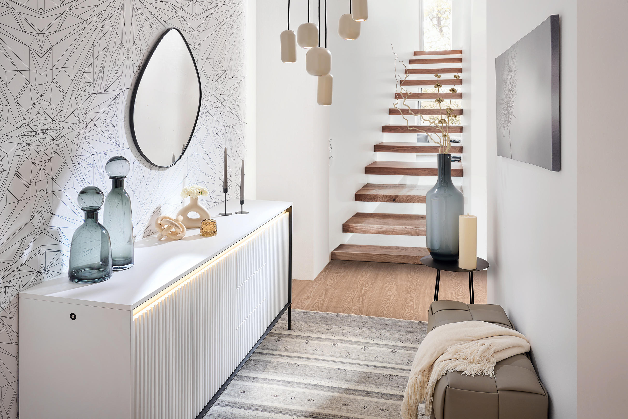 Garderobe mit naturfarbener Einrichtung und Holztreppe
