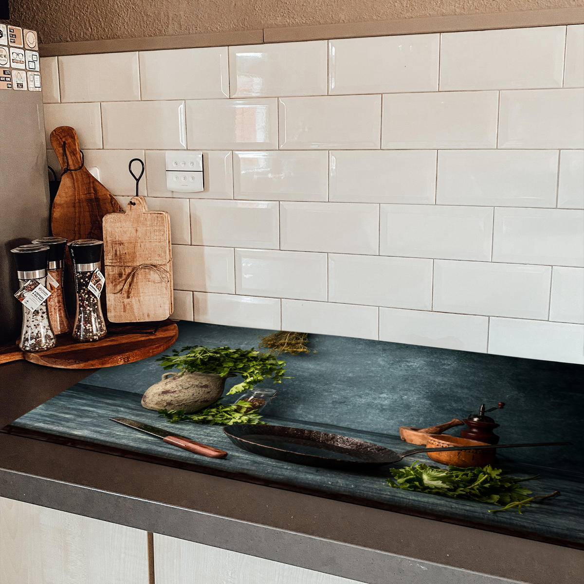 HERDABDECKPLATTE Kräuter - Gewürze - Pfanne - Messer - Grau - Rustikal Induktionsschutz 89.6x51.6 cm - Petrol, Kunststoff (89.6/51.6/0.2cm) - MuchoWow