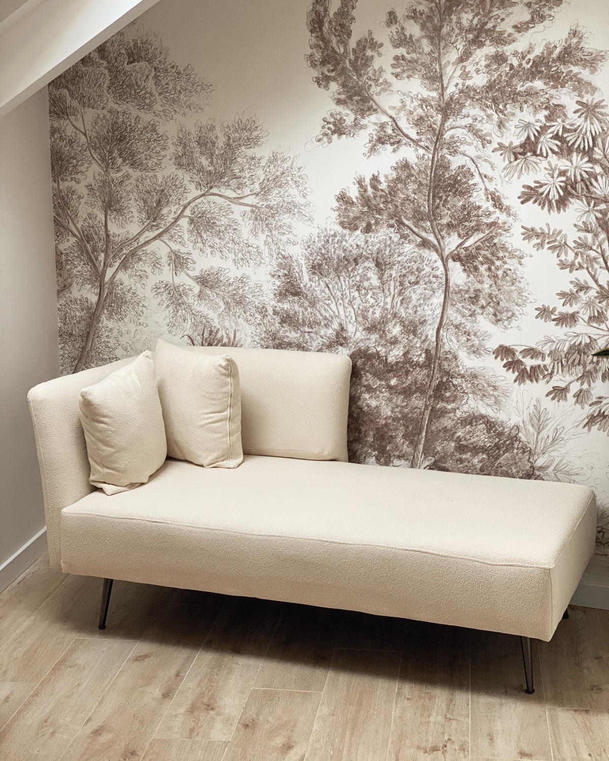 ČALOUNĚNÉ LEHÁTKO CHAISE LONGUE krémově bílé levostranné Riom - bílá/černá, textil (156/75/77cm) - Beliani