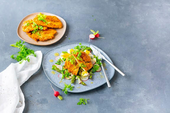 Haehnchenschnitzel mit Spargelsalat