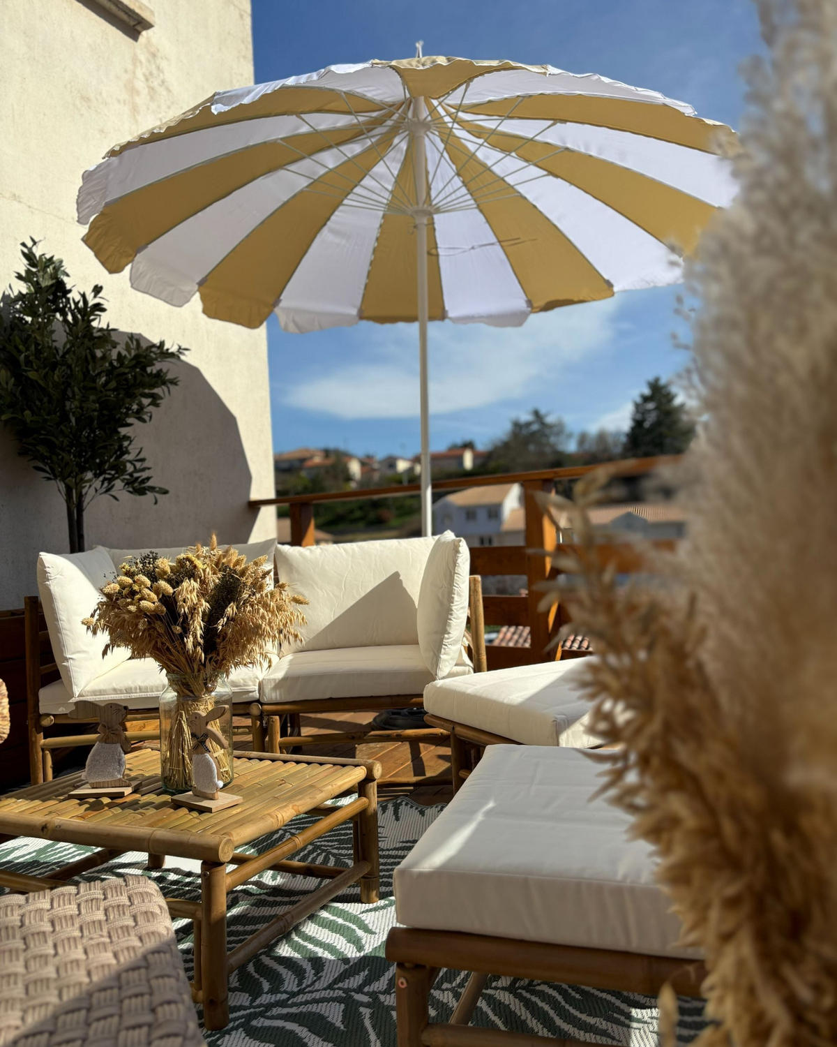 LOUNGE set cu 5 locuri lemn de bambus maro deschis 3 piese perne alb crem Cerreto - crem, lemn - Beliani