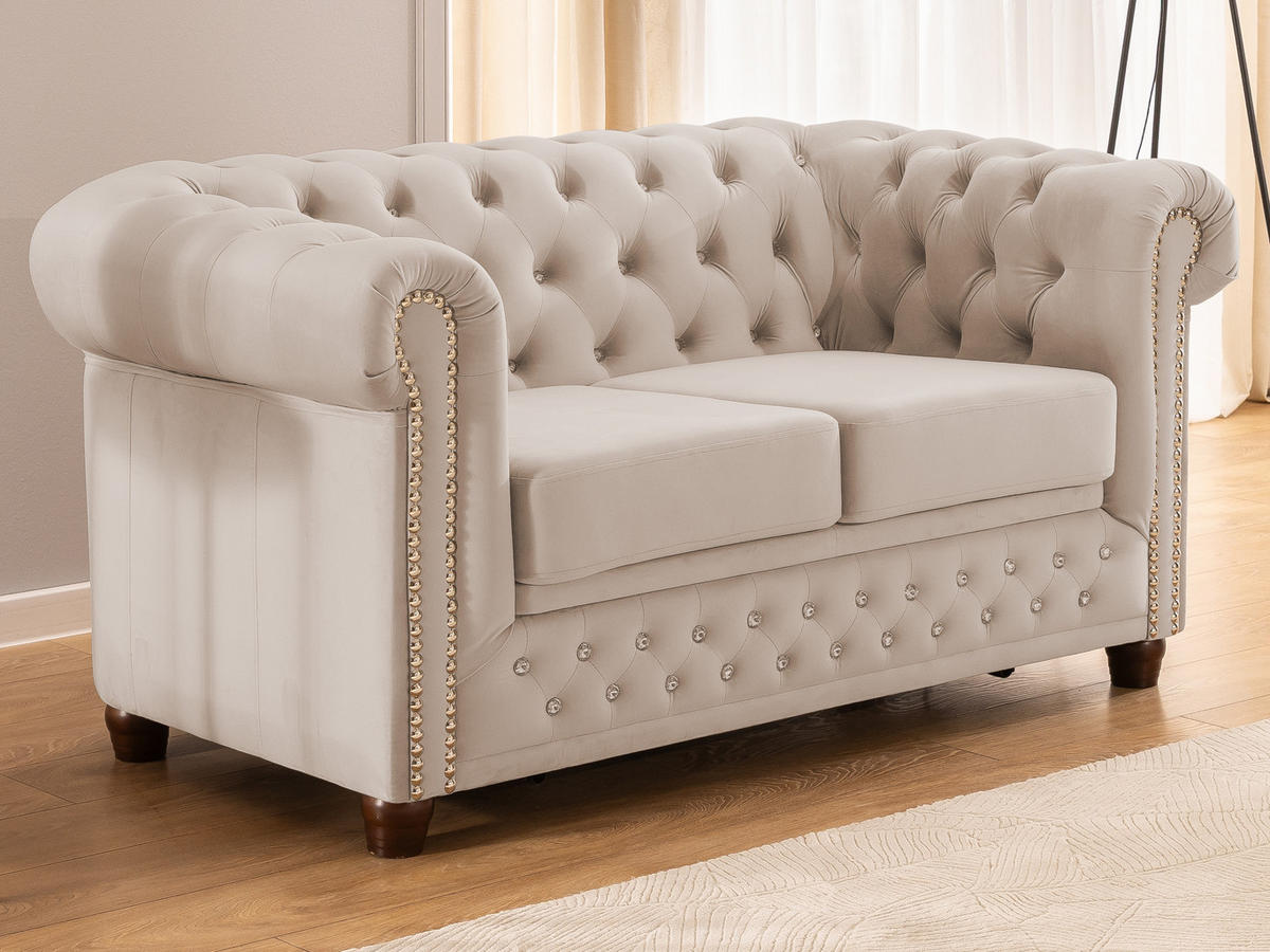 CHESTERFIELD-SOFA 2-Sitzer mit Schlaffunktion Cleo Blink Beige Samt mit Kristallsteppung und braunen Massivholzfüßen - Beige/Braun, Holz/Textil (148/72/86cm) - S-Style Möbel