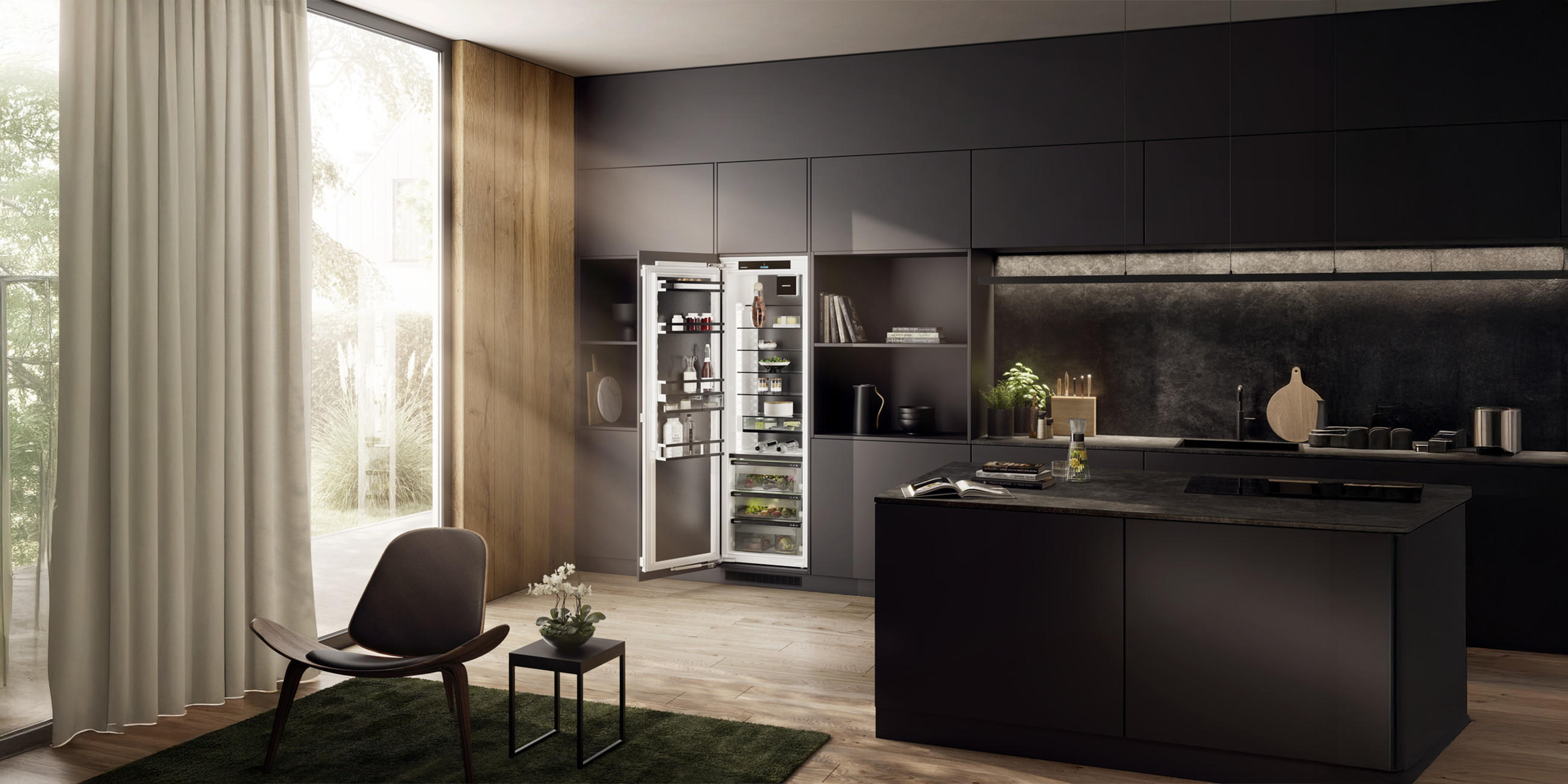 Offener Kühlschrank von LIEBHERR in stilvoller Küche mit Kochinsel.