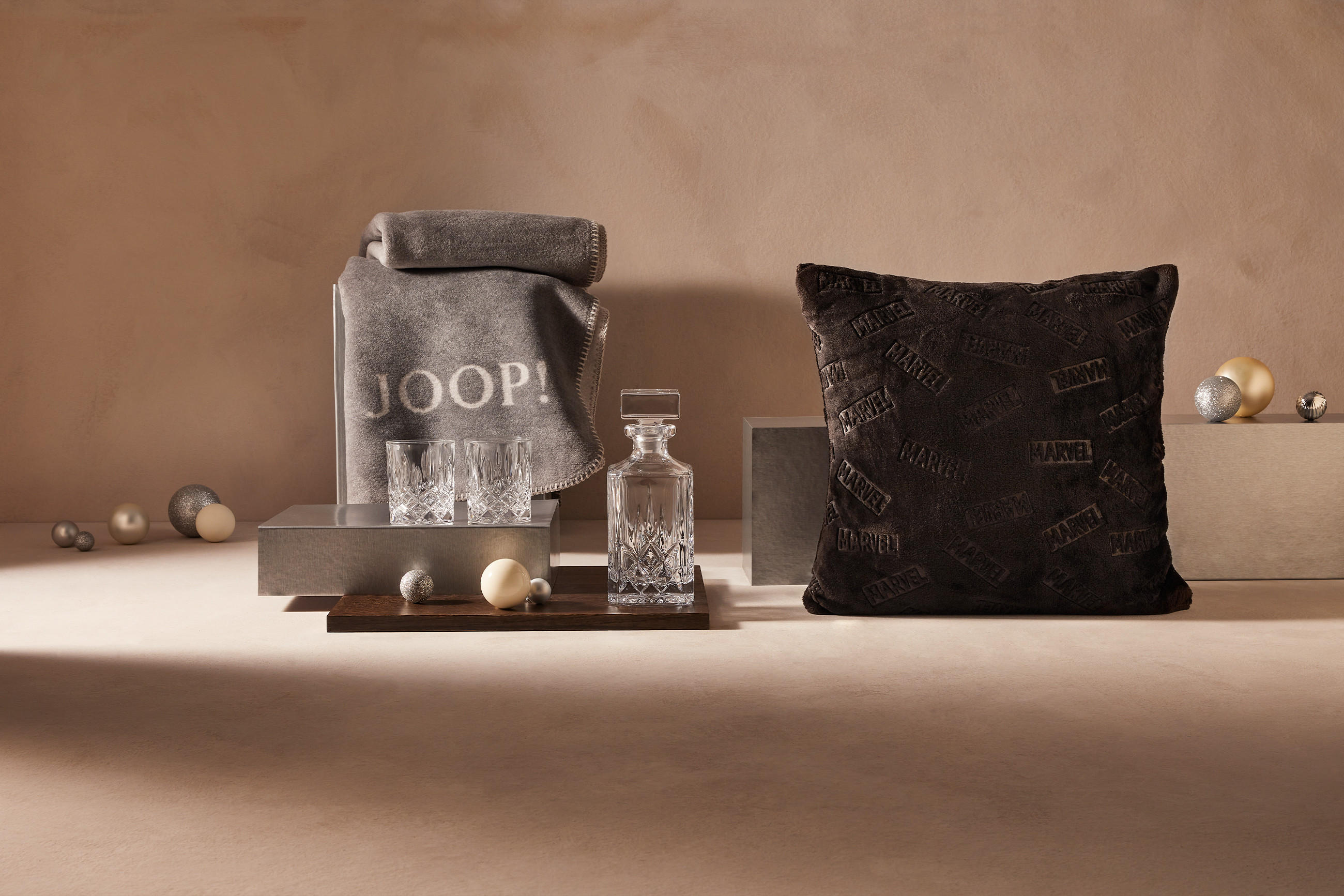 Joop Handtuch und Marvel Kissen in weihnachtlicher Atmosphäre mit Christbaumkugeln