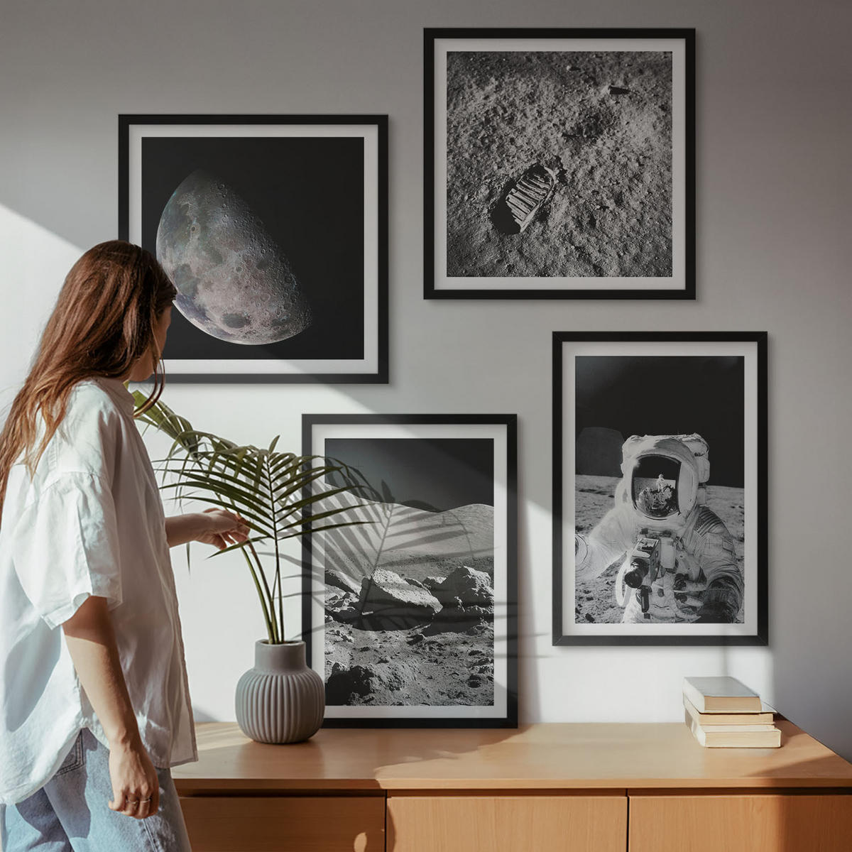 BILDER SET 4er Set - 50x50 cm & 40x60 cm Schwarzer Rahmen - Fußabdruck eines Astronauten auf dem Mond - Schwarz, Kunststoff (50/50cm) - TULUP