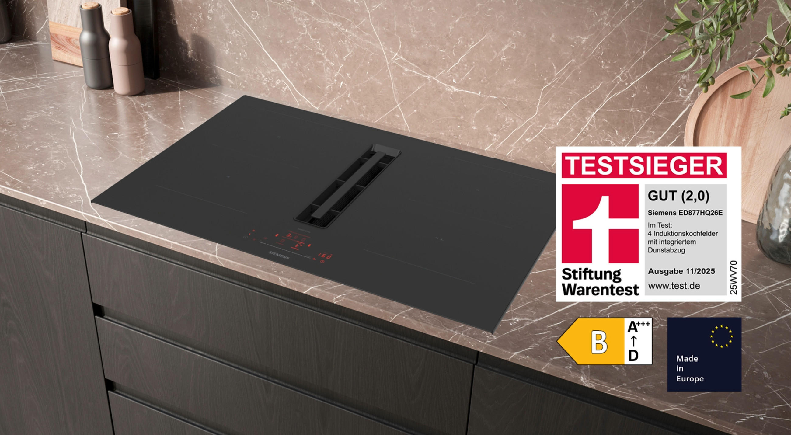 Schwarzes Siemens Induktionskochfeld mit integriertem Dunstabzug auf einer Küchenarbeitsplatte; eingeblendetes Stiftung-Warentest-Testsieger-Siegel („Gut (2,0)“, Ausgabe 11/2025), Energieeffizienzklasse B und Hinweis „Made in Europe“.