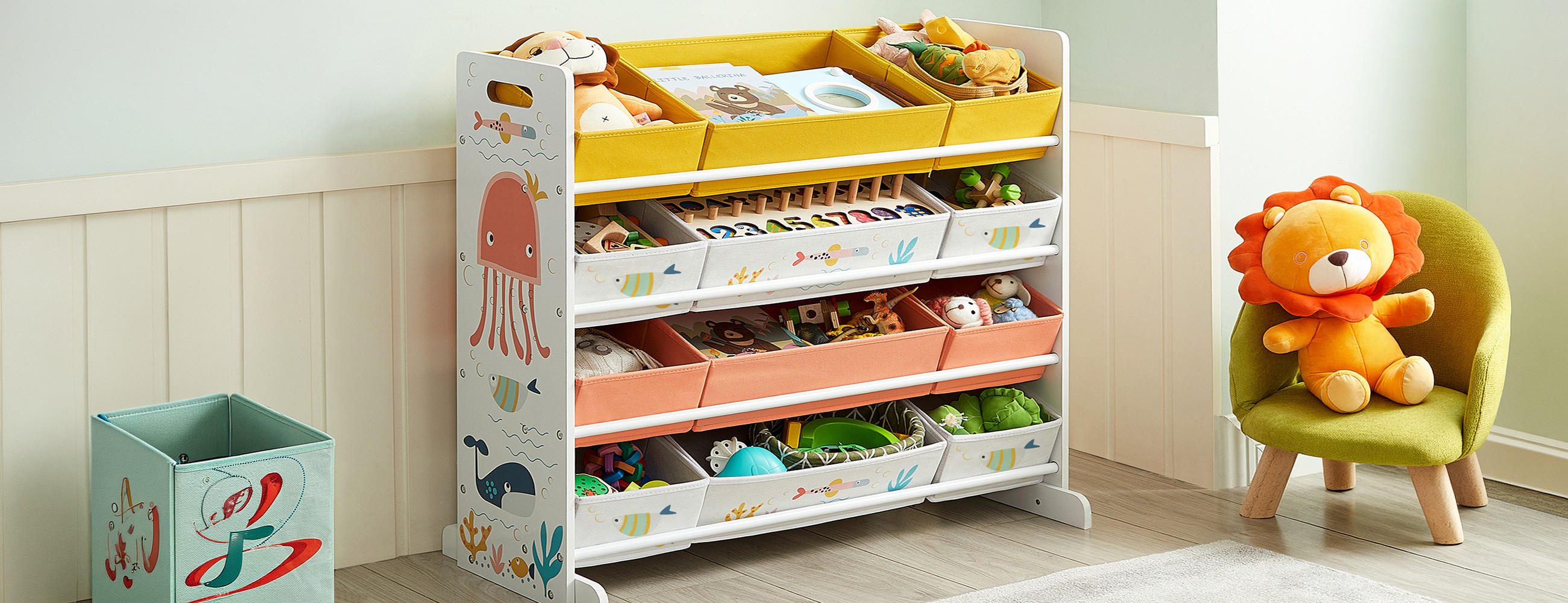 Kinderzimmer mit einem weißen Regal mit bunten Fächern und einem grünen Stuhl mit einem Löwenplüschtier.