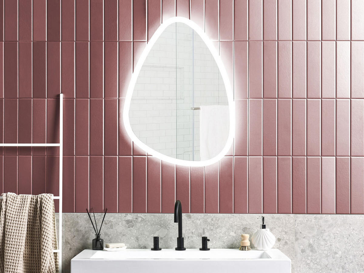 LED-WANDSPIEGEL 78 cm Silber Bethune - Silberfarben, Glas (78/3/58cm) - Beliani