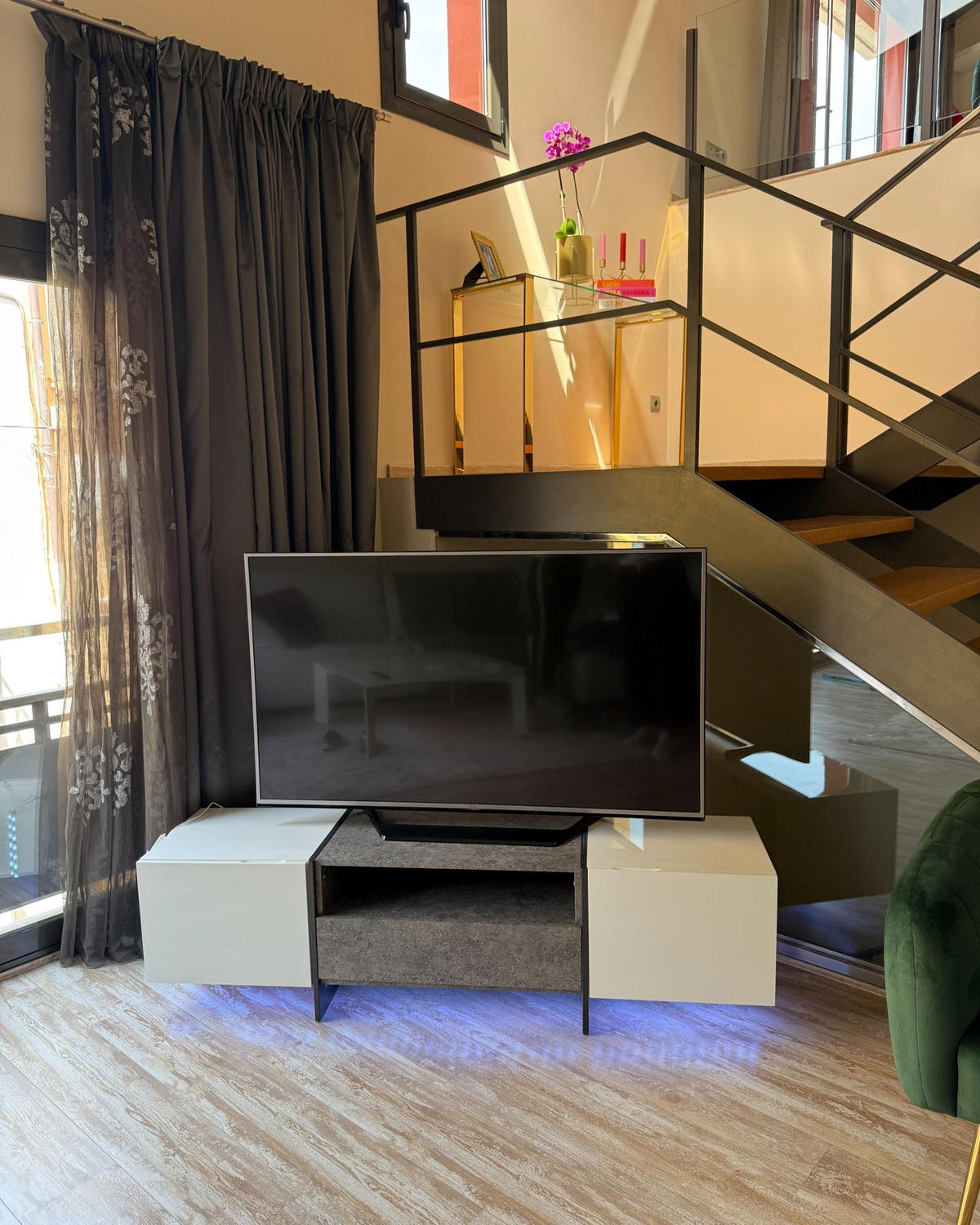 COMODĂ TV gri/albă/neagră Russel - alb/negru, compozit lemnos (162/43/39cm) - Beliani
