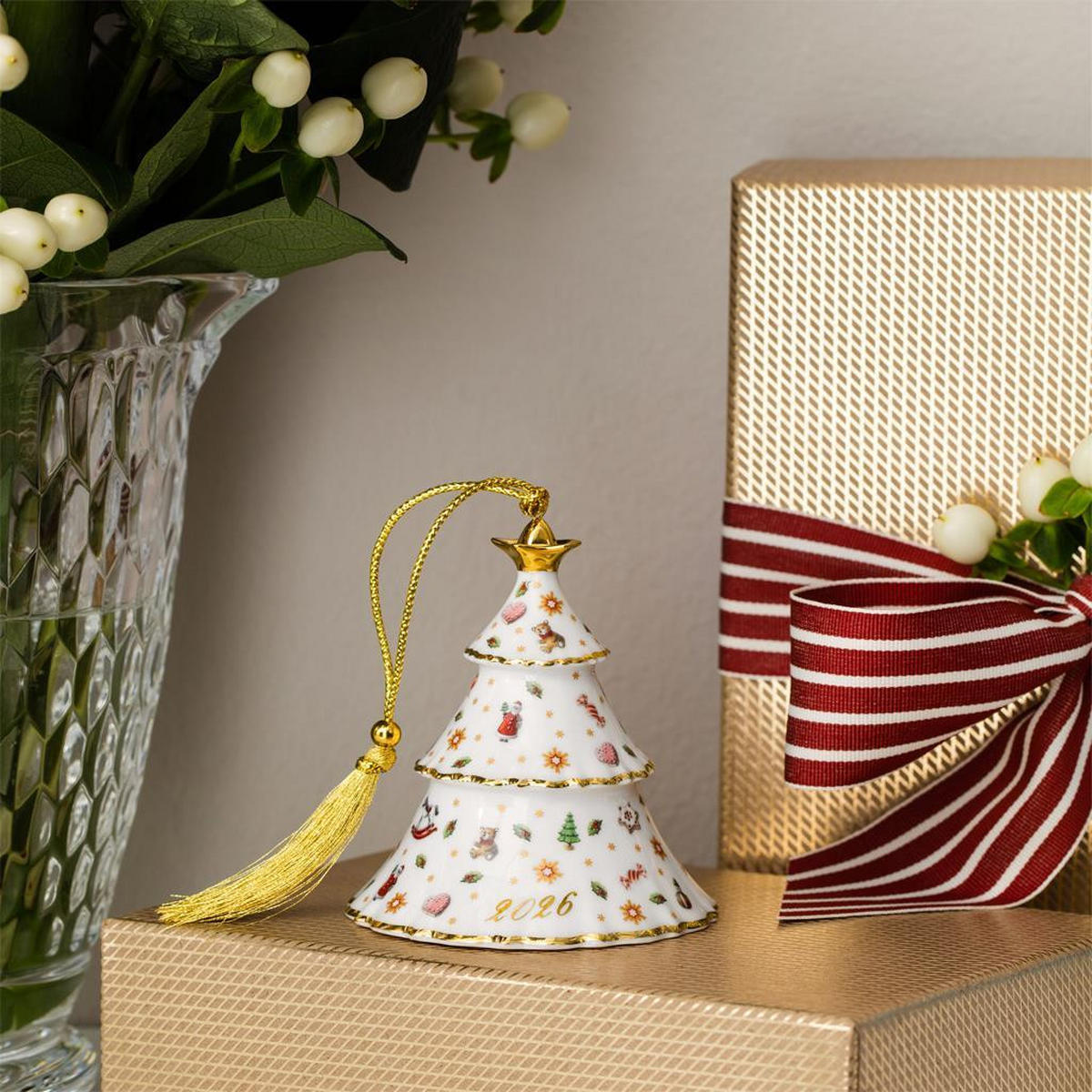ORNAMENT WEIHNACHTSBAUM 2026 Christmas Classics weiß-gold 7,4 x 7,4 x 8,4 cm - Goldfarben/Weiß, Keramik (7.4/8.4/7.4cm) - Villeroy & Boch