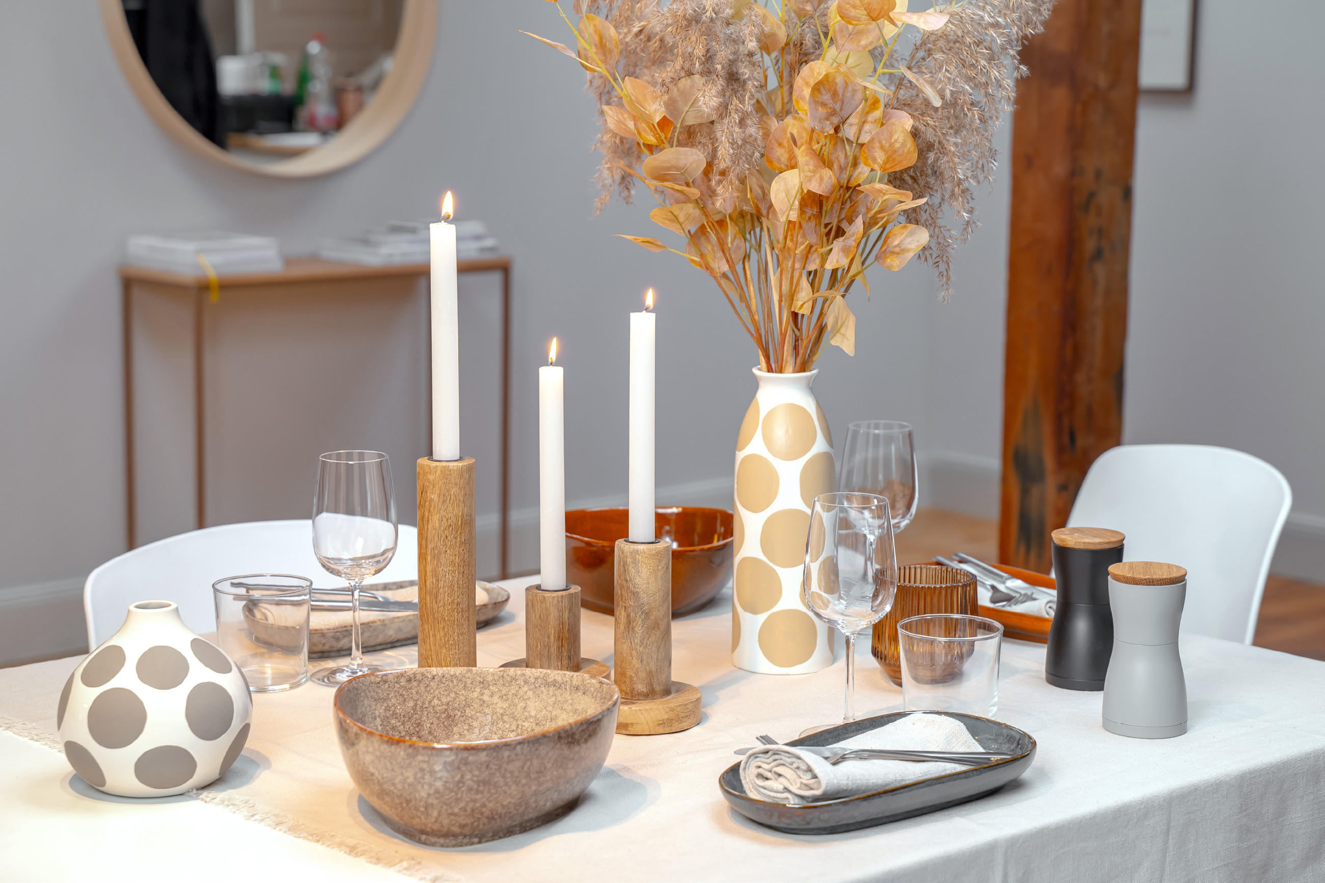 Ein Tisch, auf dem Kerzen und Vasen von Boltze Home stehen, ideal für eine festliche oder romantische Dekoration
