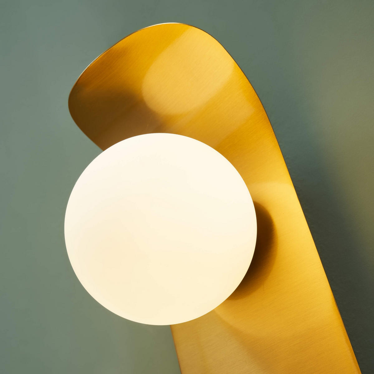 WANDLEUCHTE Matalia, Messing und Weiß, 29cm - Messingfarben, Glas (10.1/29/13cm) - KOSILUM