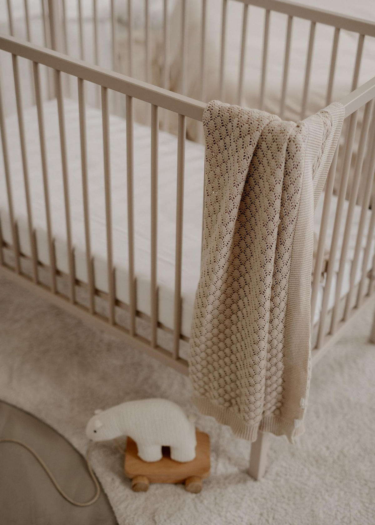 BEISTELLBETT mit Matratze SleepPlus & Umbauseite - sahara dust - Dreamy 4 in 1 Bett - Sandfarben, Holz (120/90/60cm) - Sämann – make a difference.