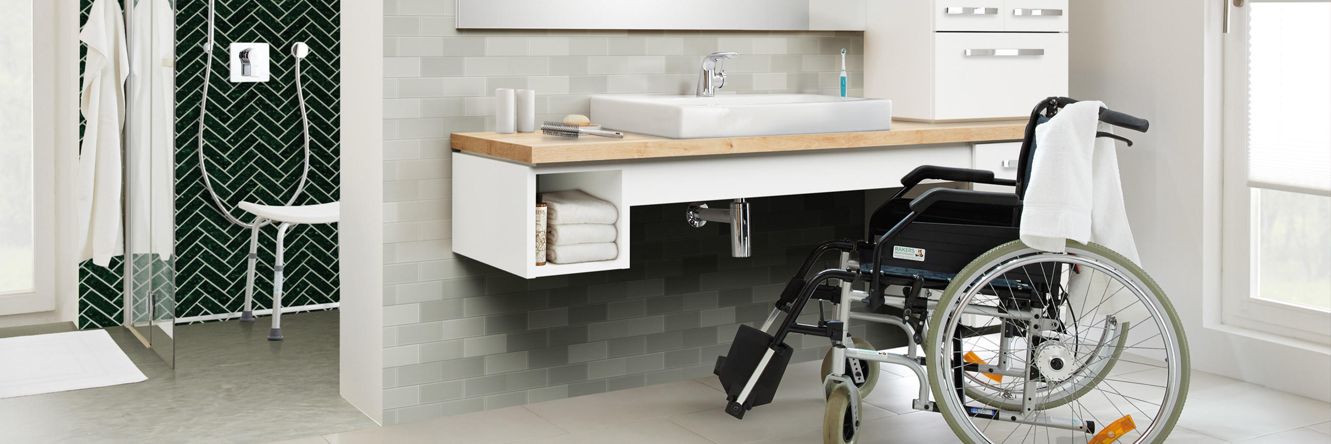 Barrierefreies Bad mit Dusche, Badewanne, Waschbecken und Spiegel, ideal für komfortable Nutzung und Zugänglichkeit