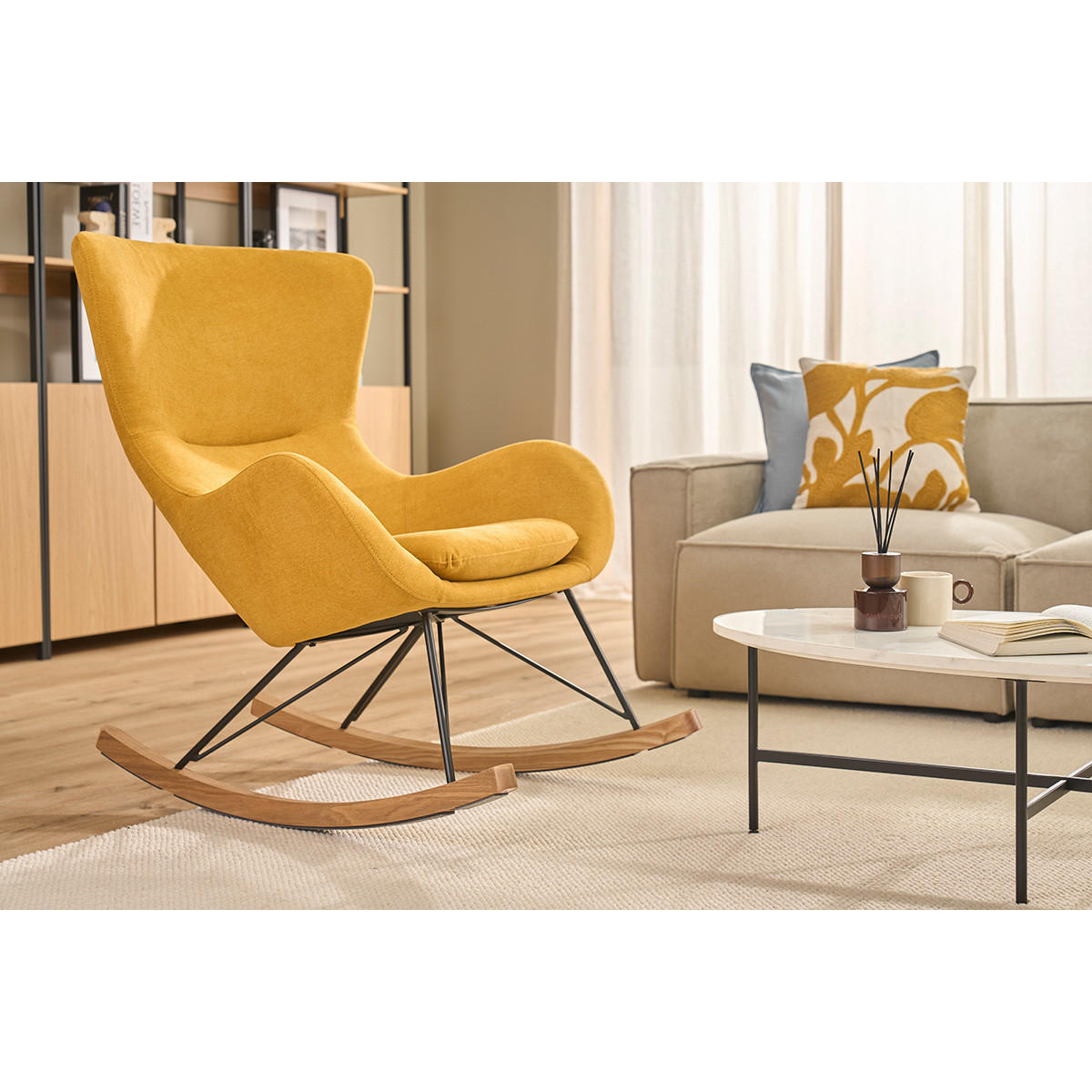 SCHAUKELSTUHL Design Samteffekt Senfgelb ESKUA - Gelb, Textil (107/100/77cm) - Miliboo