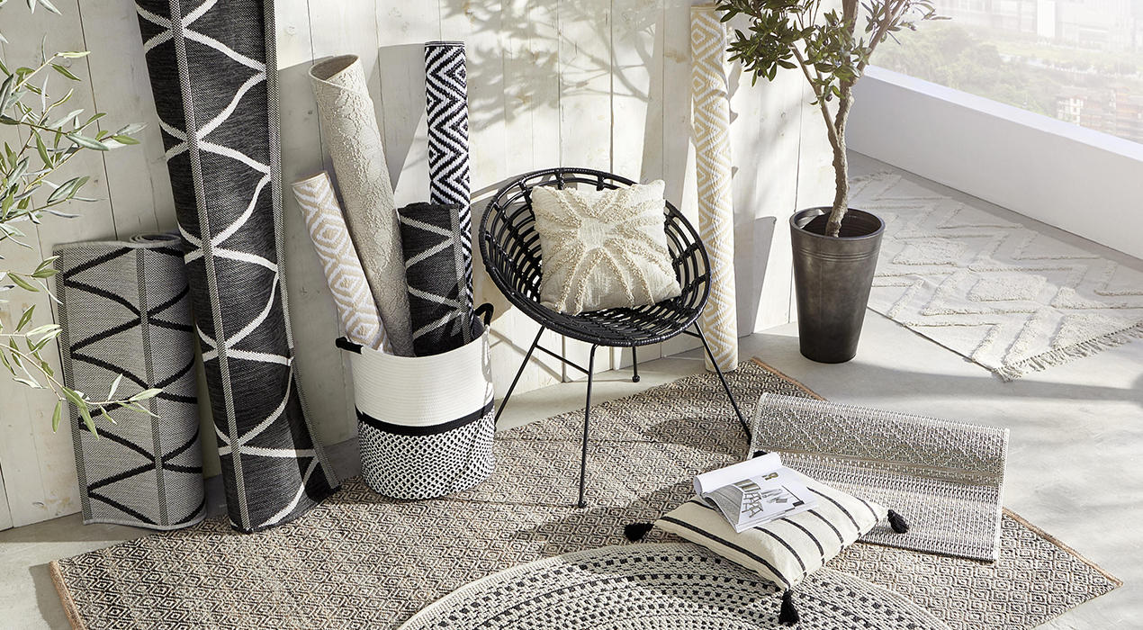 Balkon oder Garten einrichten mit verschiedenen Möbeln