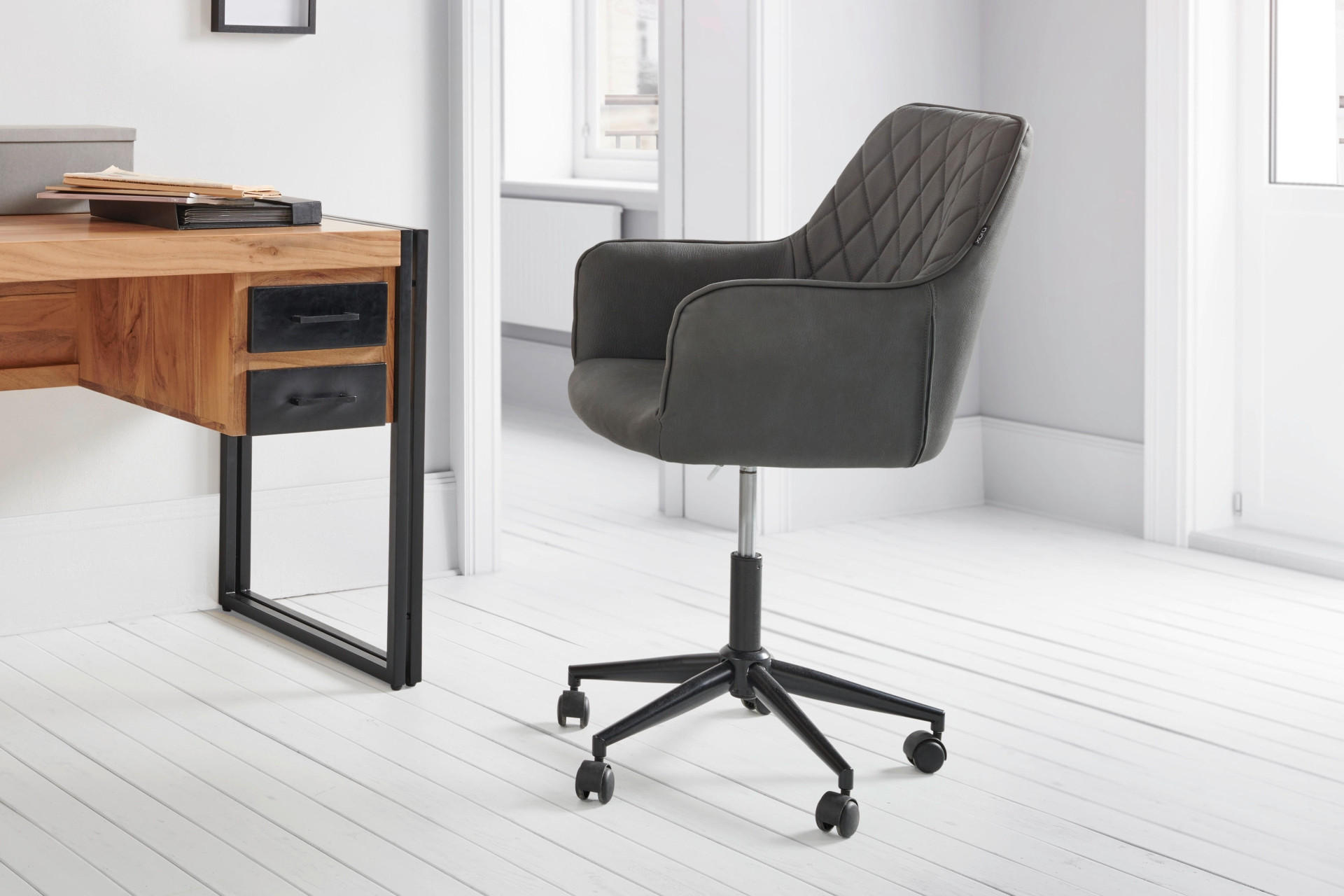 siva uredska stolica