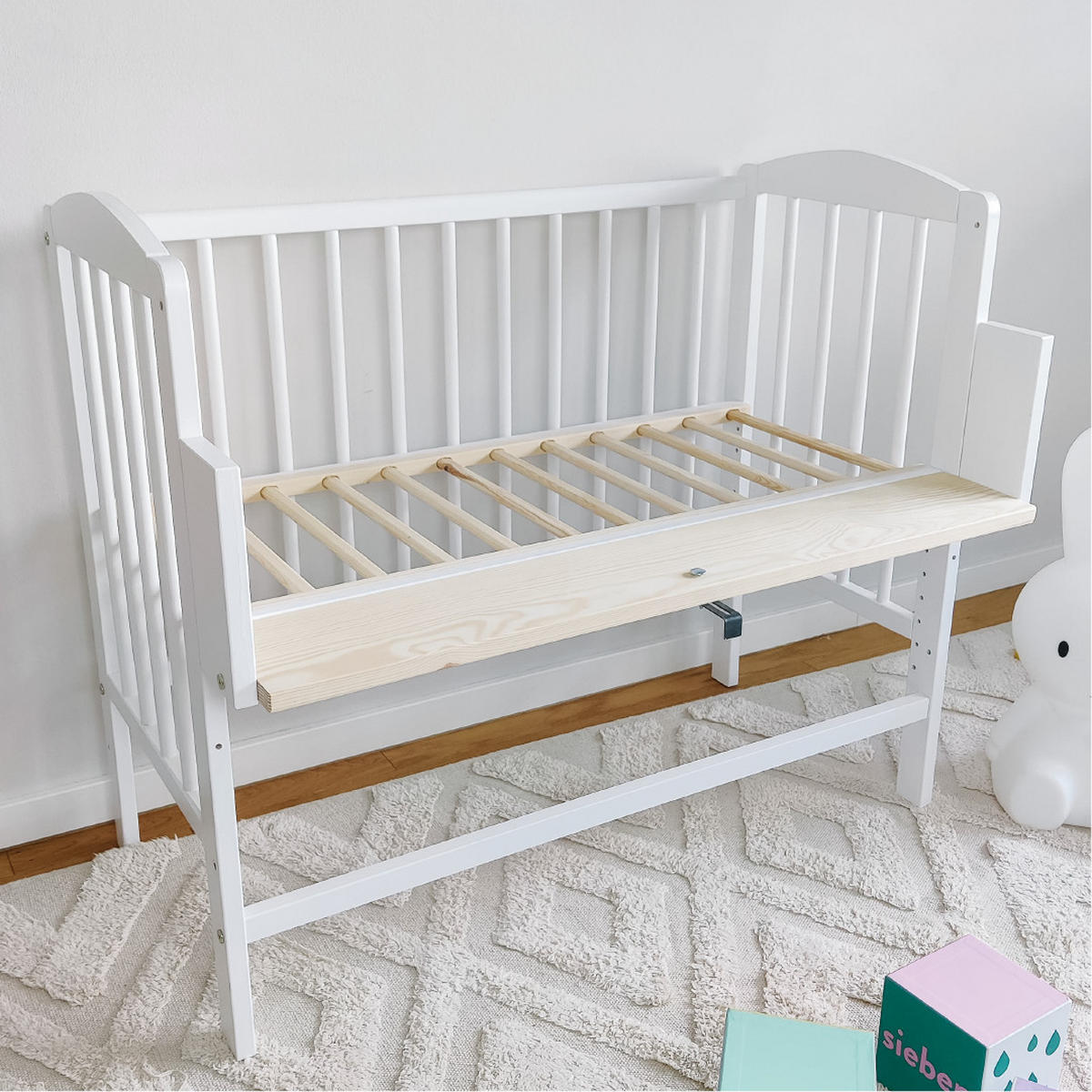 BABYBETT 90x40 cm mit Matratze, umbaubar zu 90x55 cm in weiß - Weiß, Holz (50/90cm) - Kids Collective