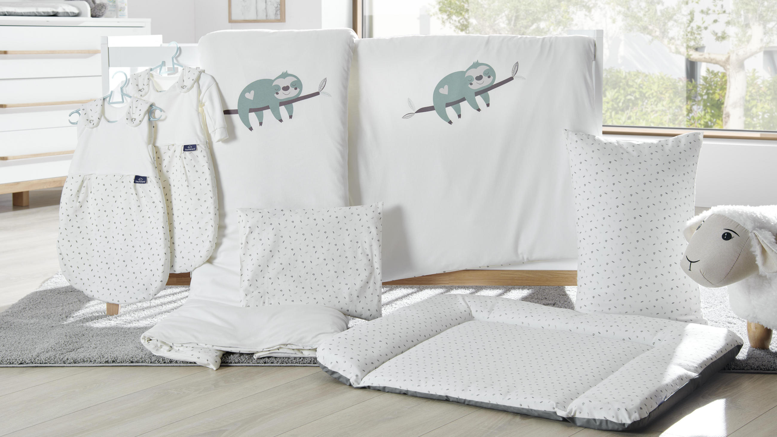 Spalna vreča v beli barvi.