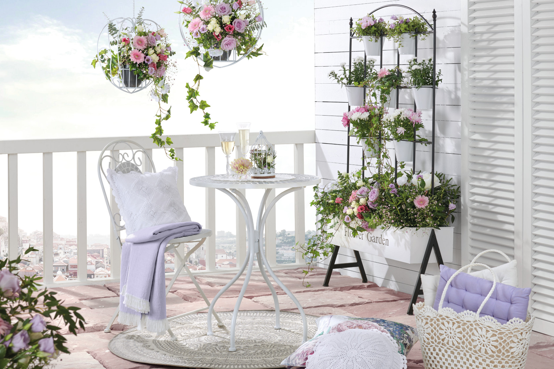Bílý balkonový nábytek a květinová výzdoba