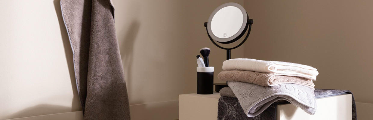 badezimmerspiegel mit braunen Handtüchern