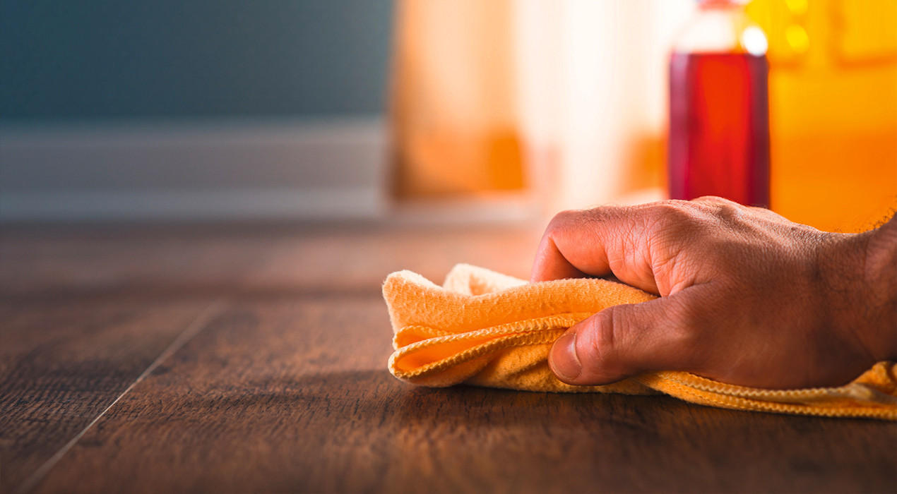 Hand mit Putzlappen