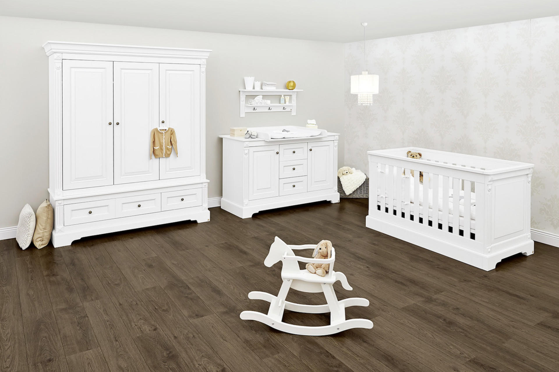 Babyzimmer im Landhausstil mit Gitterbett, Wickeltisch, Garderobe, Kasten und Schaukelpferd in weiss aus Holz