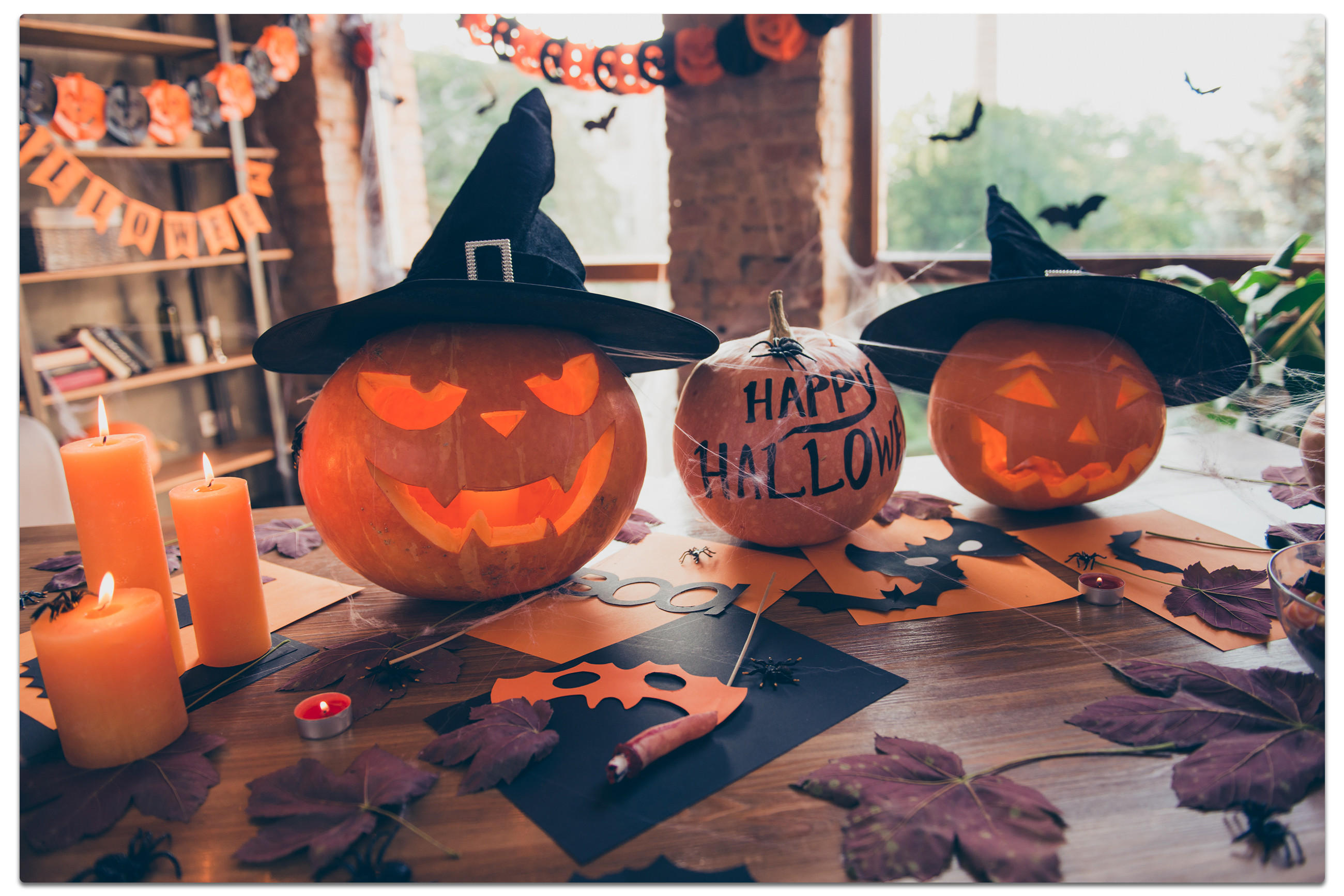 Kürbisse und Kerzen auf einem Tisch, festlich dekoriert für Halloween.