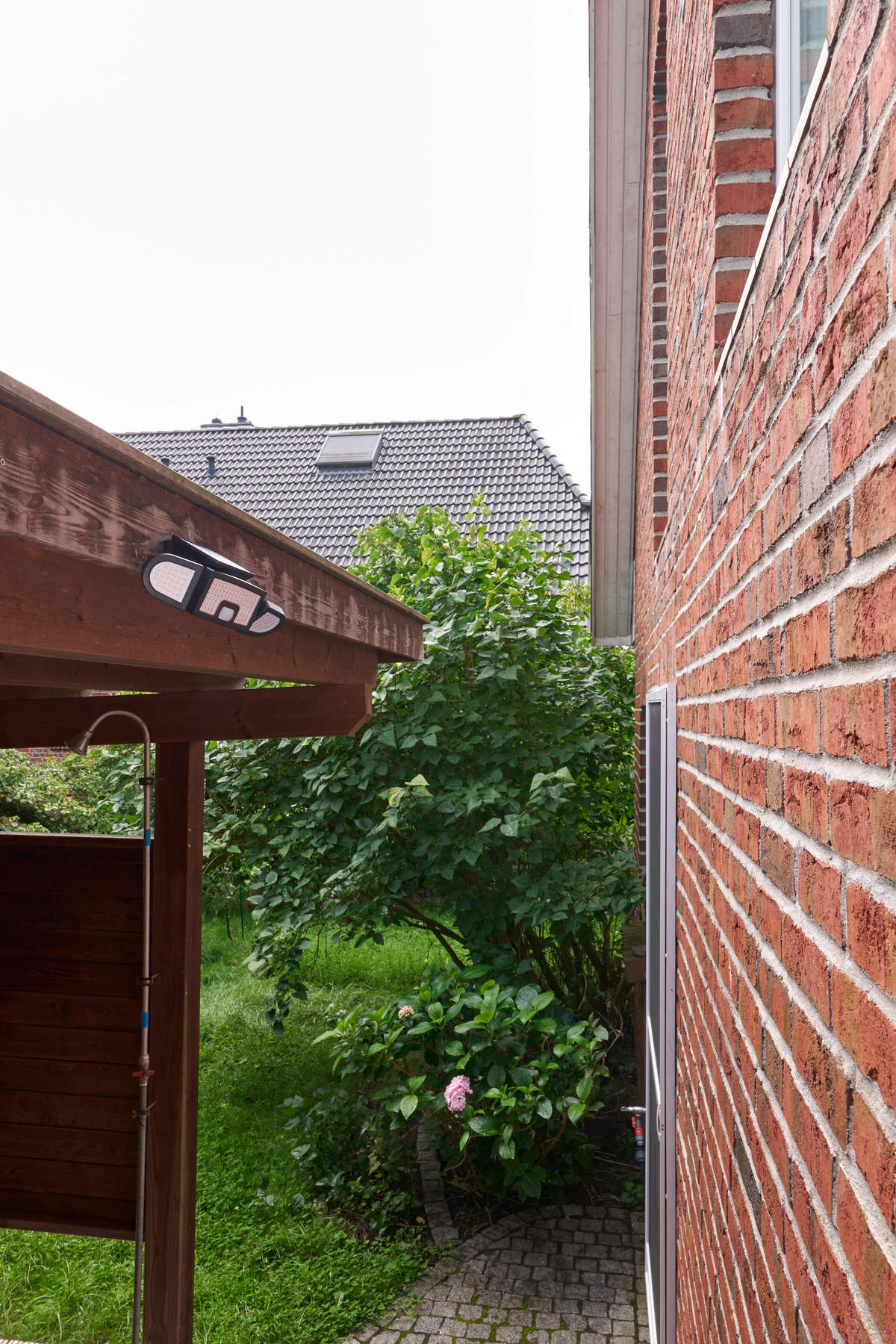 LED-SOLAR-STRAHLER - mit Bewegungsmelder und Fernbedienung, kaltweißes Licht für Außenbereiche, spritzwassergeschützt - Schwarz, Kunststoff (12.1/9/29cm) - Northpoint