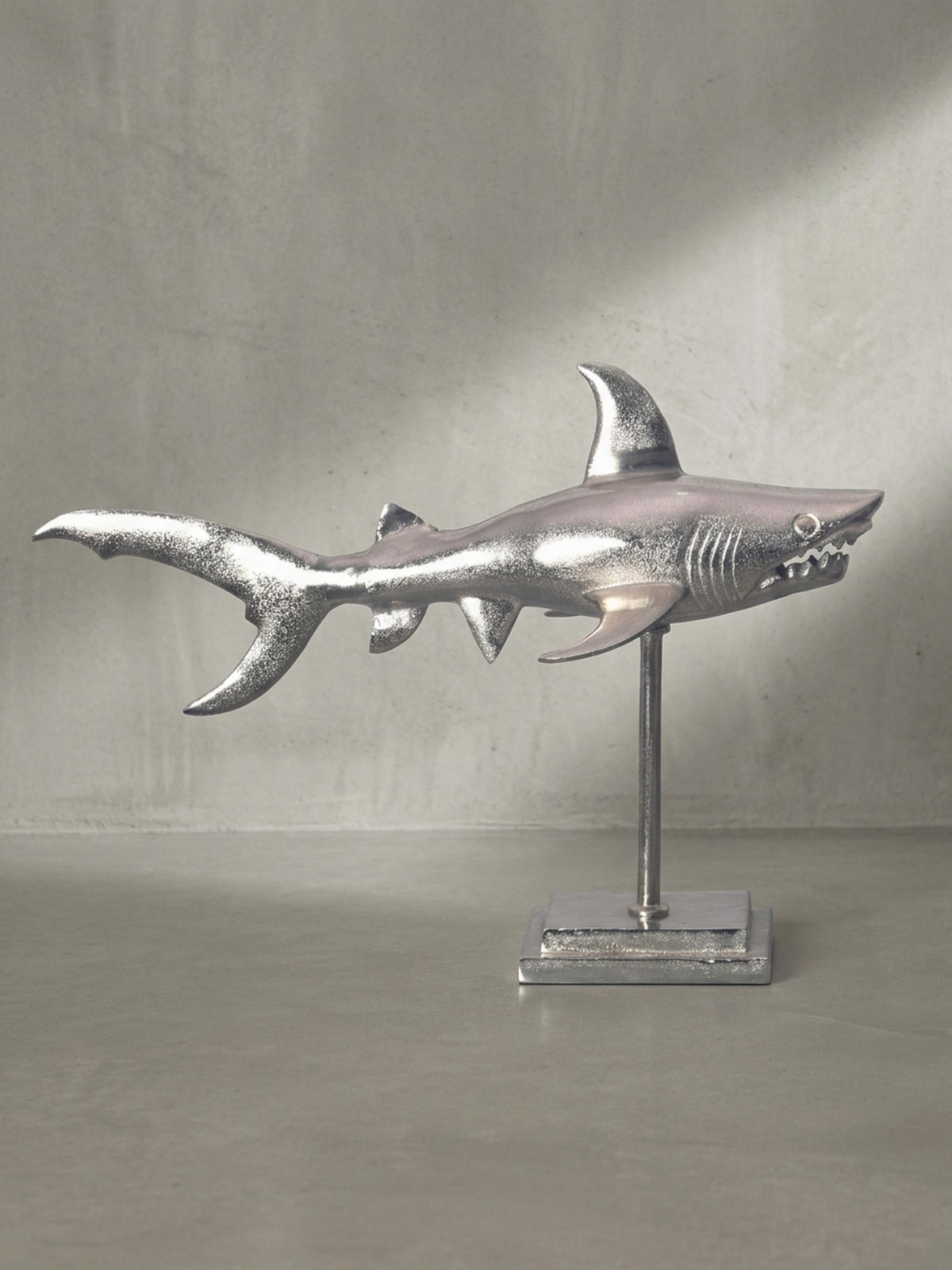 DEKOFIGUR Hai Aluminium 70 cm mit Sockel im maritimen Stil, Silbern 70x27x49 cm - Silberfarben, Metall (70/49/27cm) - KADIMA DESIGN