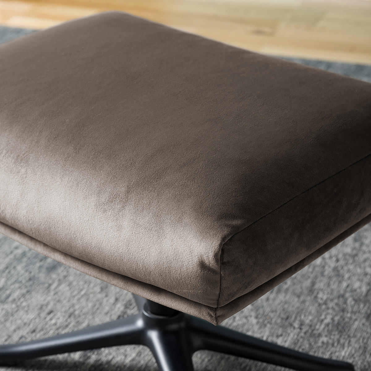 POLSTERHOCKER mit Kreuzfuß - Taupe/Schwarz, Textil/Metall (51/37/41cm) - home24