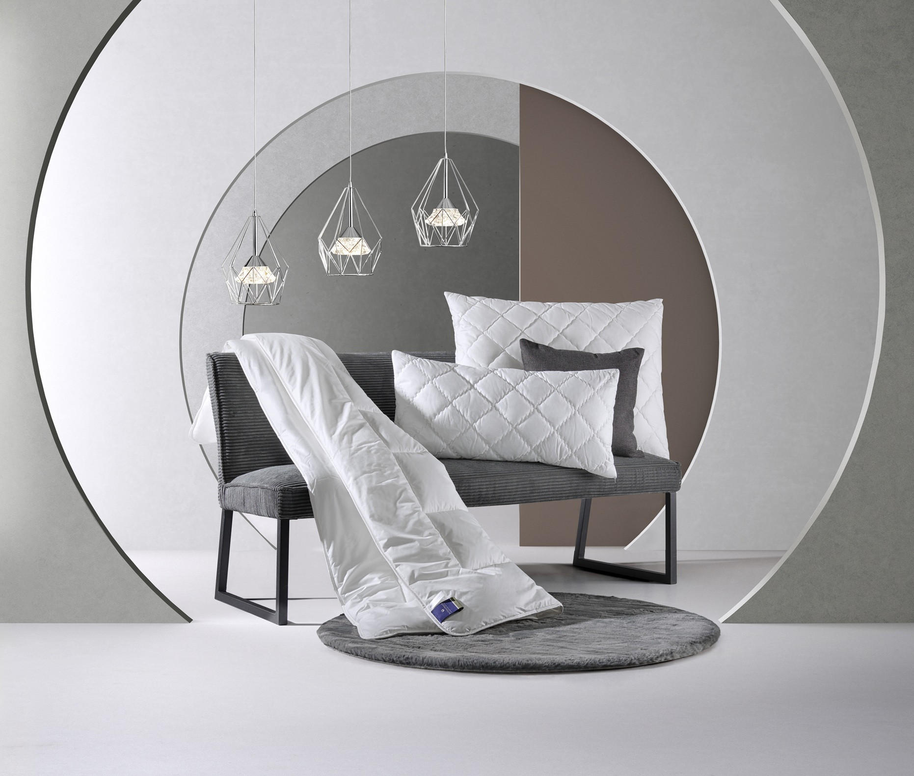 odeja in povštri na klopci