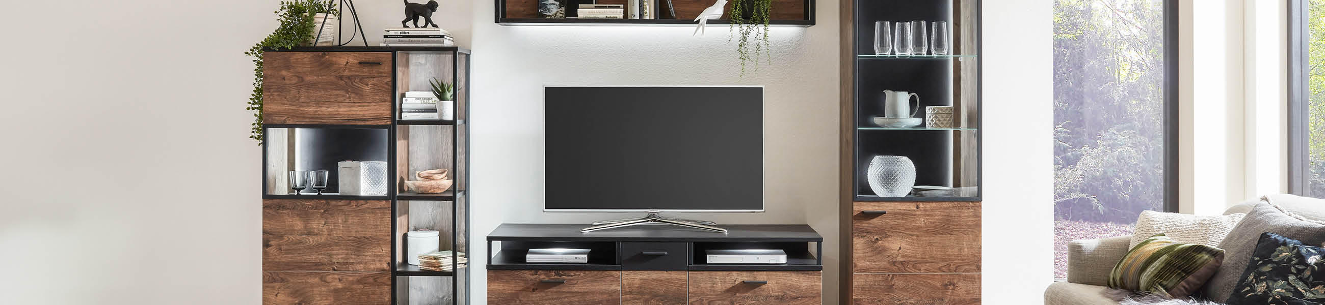 Modernes Wohnzimmer mit TV-Möbel und Regalen aus Holz.