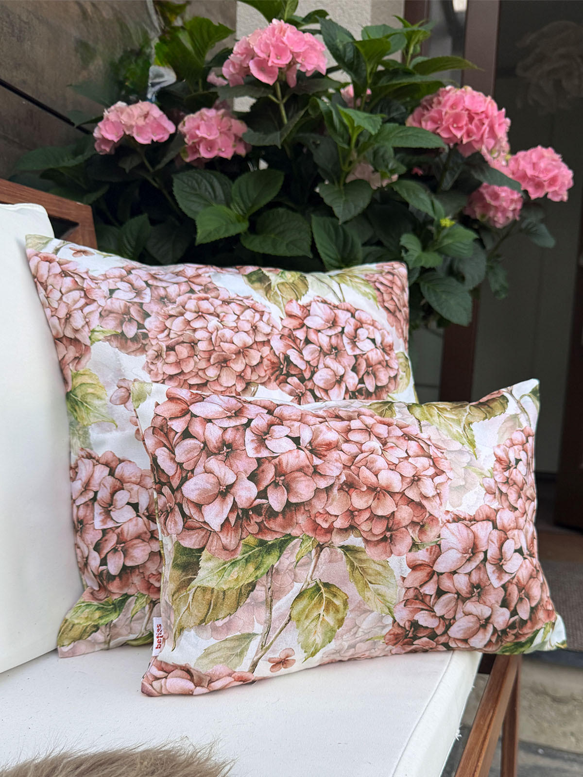 KISSENHÜLLE Landlust-Hortensie burgundy-rose 25/35 cm - Hellrosa/Dunkelrosa, Textil (25/35cm) - beties Heimtextil