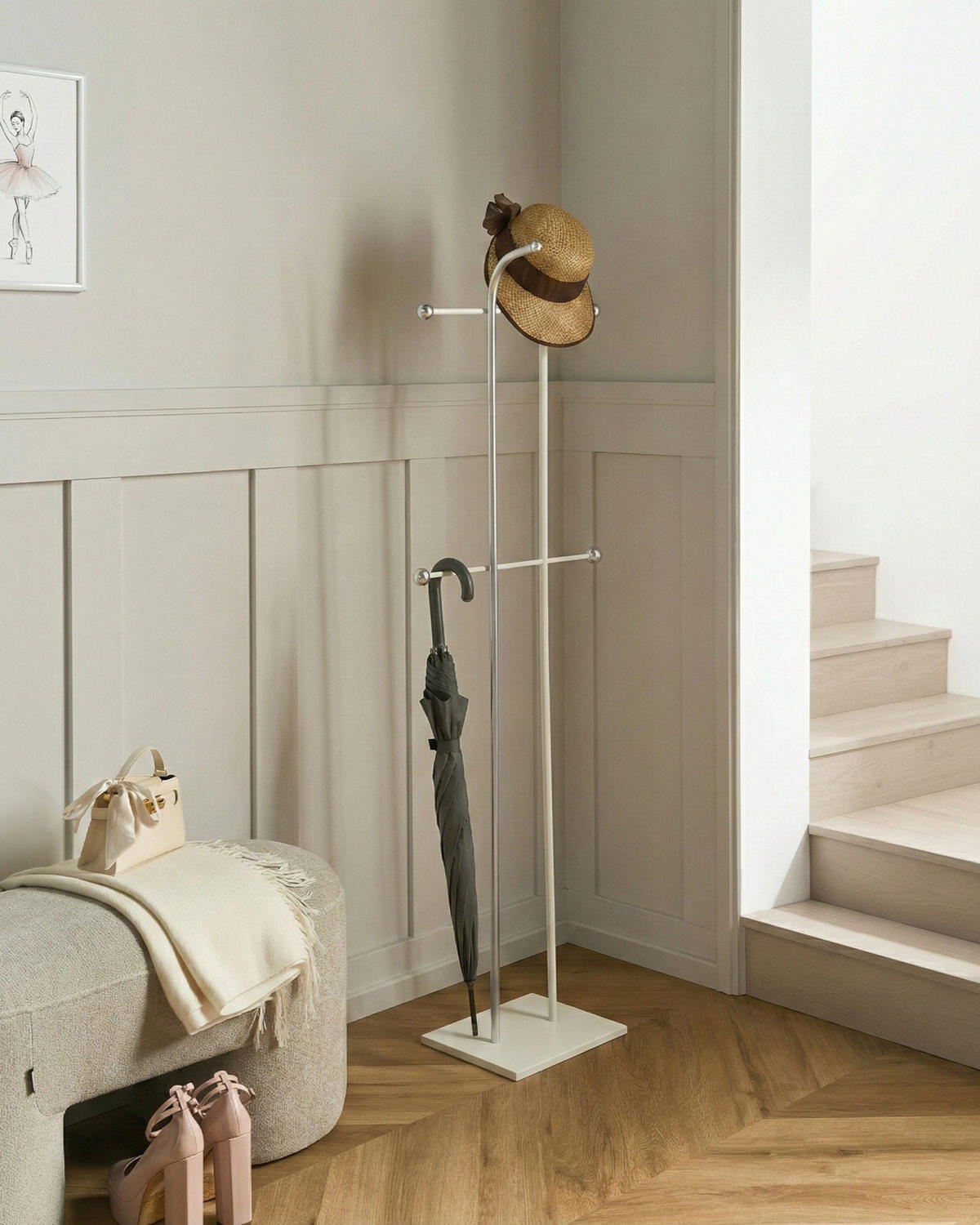 VĚŠÁK NA OBLEČENÍ Stříbrný Odhill - stříbrná, kov (46/162/26cm) - Beliani