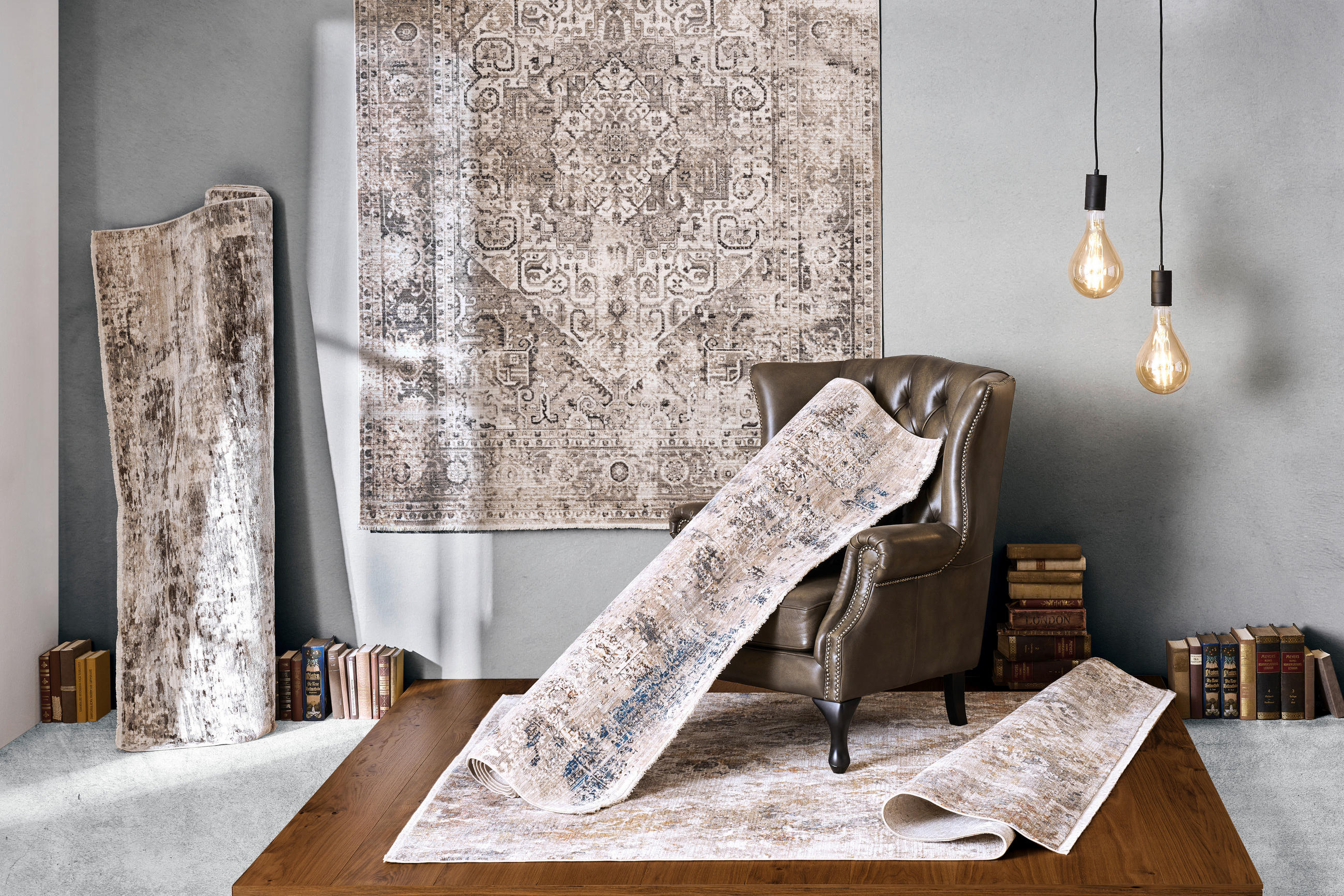 Mehrere Vintageteppiche an Wand und Boden