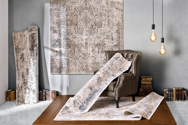 Mehrere Vintageteppiche an Wand und Boden