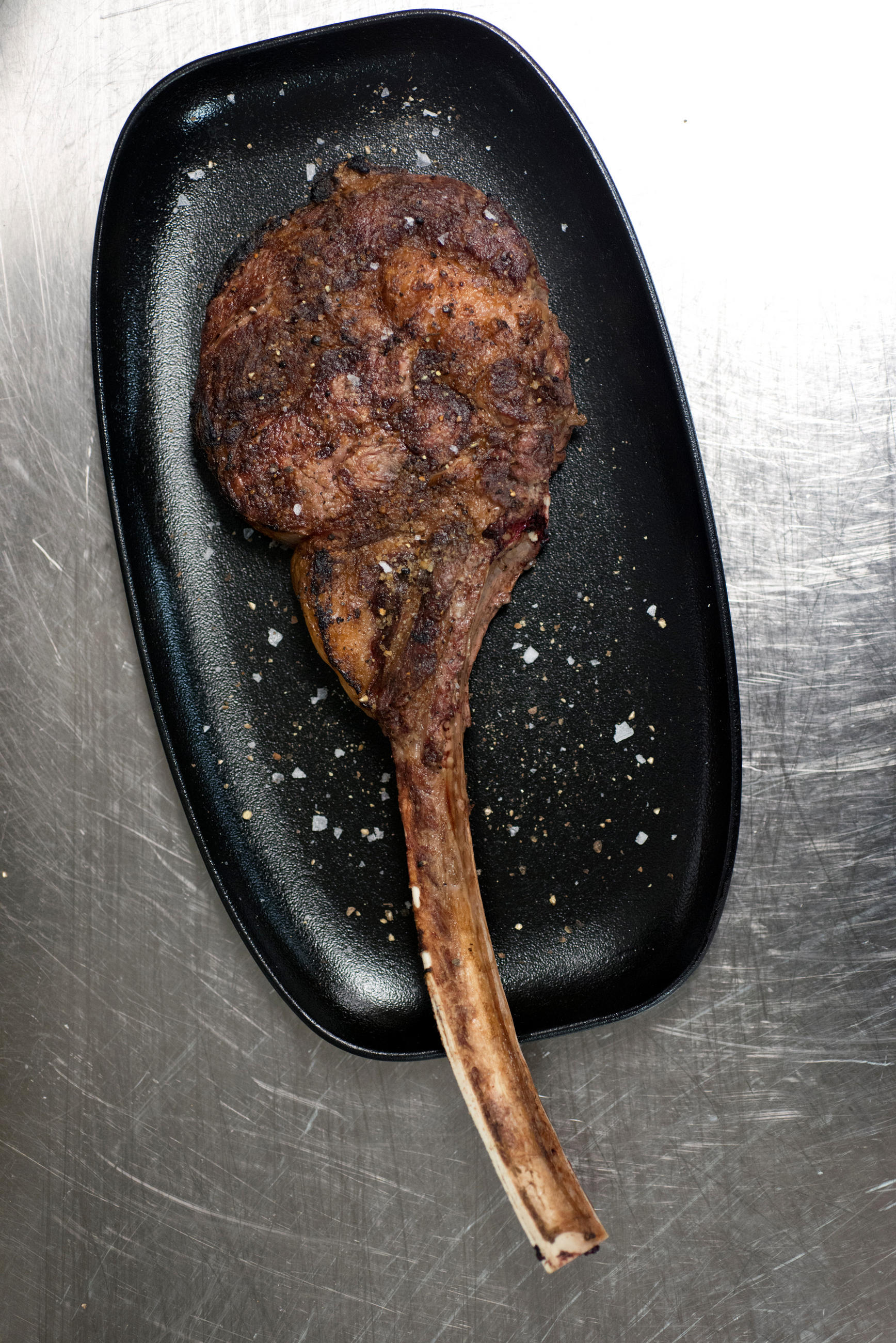 SERVIERPLATTE CLUB 31 x 21 cm in gusseisener Optik - Multicolor, Keramik (21/2.9/36cm) - Revol Porcelaine France