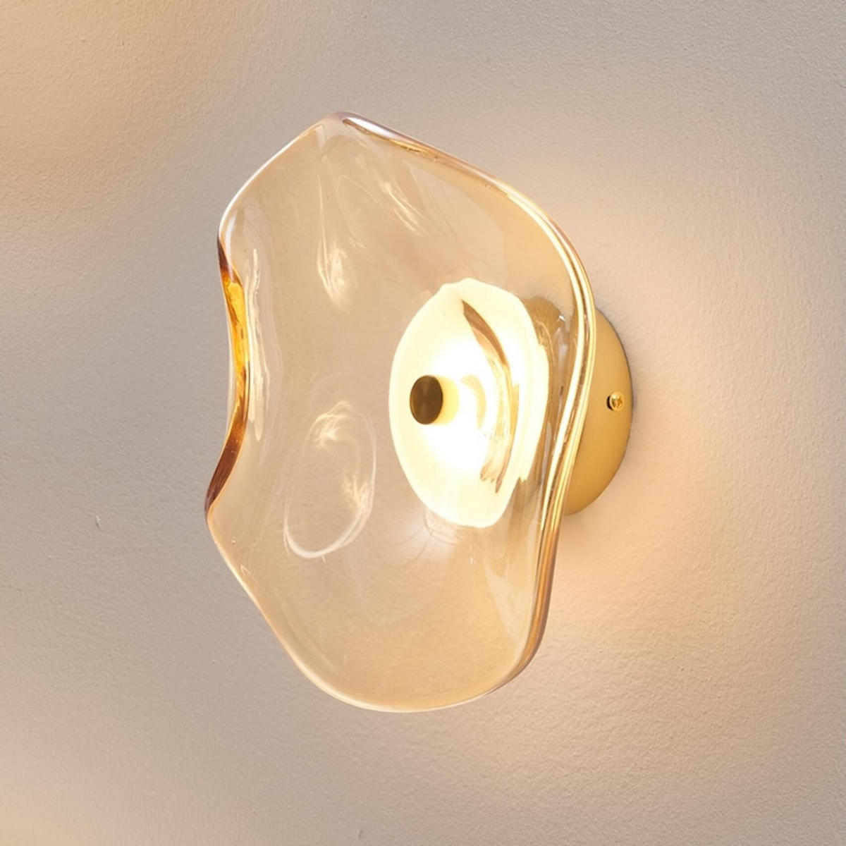 BERNSTEINFARBENE Wandleuchte mit Glasdiffusor und integriertem LED - Lysa - Goldfarben, Glas (25/25/10.1cm) - KOSILUM