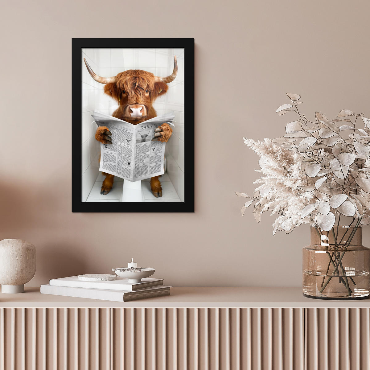 GERAHMTES BILD Schottisches Hochlandrind - Tier - Zeitung - Toilette 20x30 cm - Kastanienfarben, Papier (20/30cm) - MuchoWow
