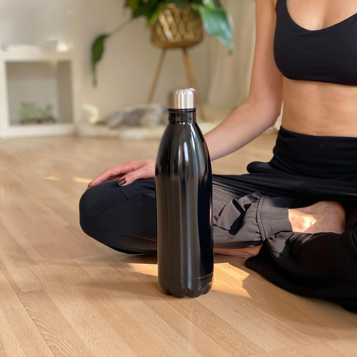 THERMOSKANNE 1 Liter Auslaufsicher - Schwarz, Metall (0.75L) - Intirilife