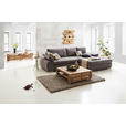 Das Bild zeigt ein Wohnzimmer mit einer grauen Couch, einem Couchtisch aus Paletten, einem Teppich, einem Sideboard aus Paletten, einem Kerzenhalter, einer Uhr, zwei Fenstern, einer Pflanze und einer Schildkröte.